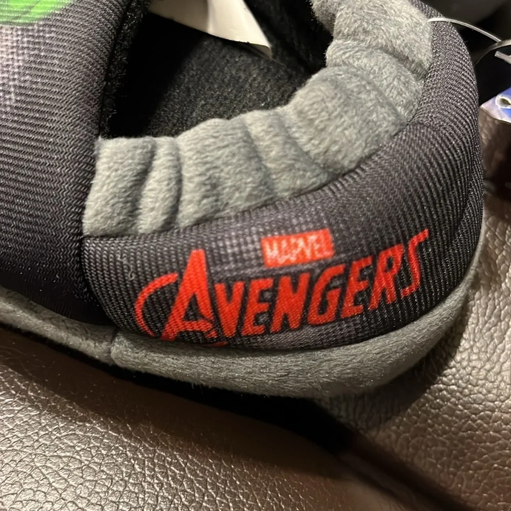 NWT MARVEL Kids Avengers Slippers size S/5-6. Capt. American, Iron Man, Hulk